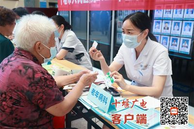 十堰市人民醫(yī)院2023年全國老年健康宣傳周活動啟動 營養(yǎng)健康咨詢服務進社區(qū)